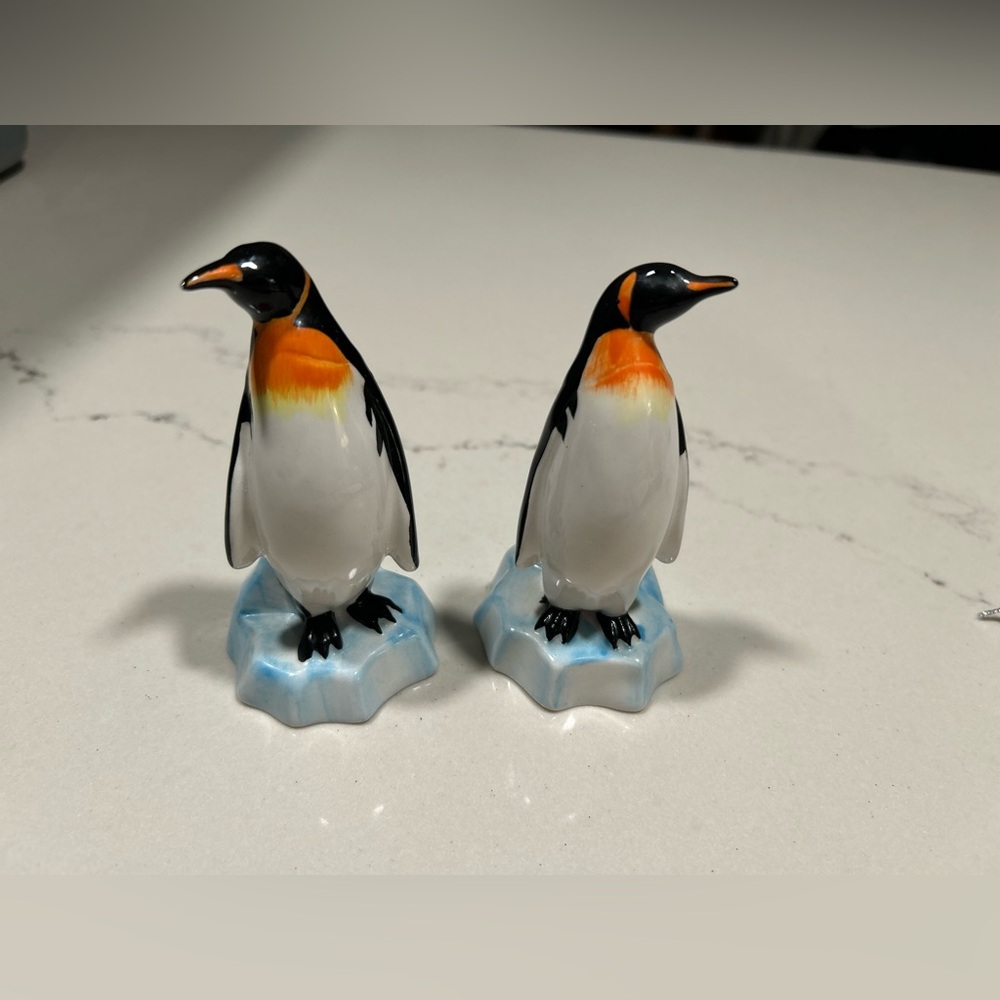 NEW Seaworld Emperor Penguin On Ice Souvenir Ceramic Salt & Pepper Shaker Set